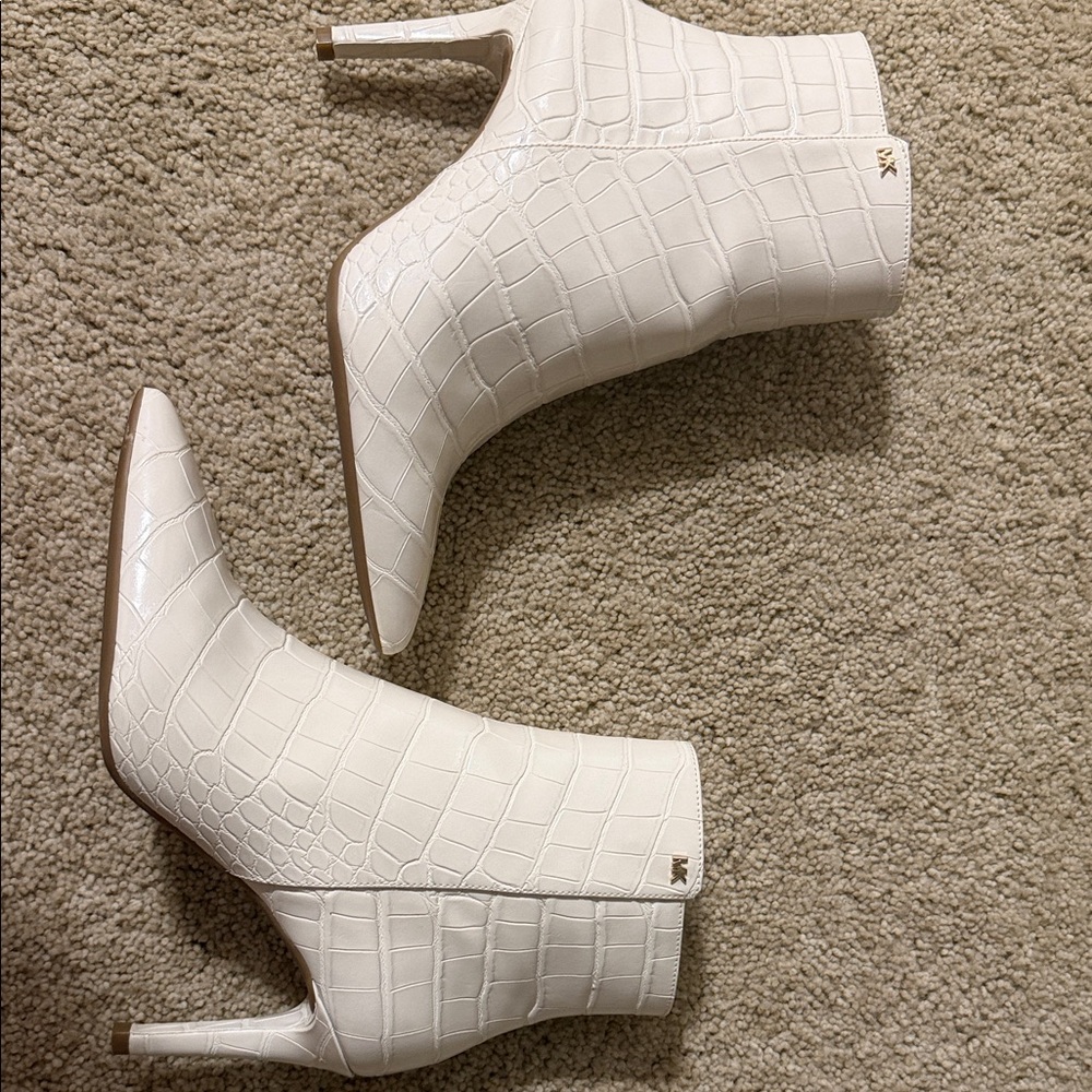 Michael Kors Light Cream Dorothy Flex Mid Bootie - Picture 2 of 9